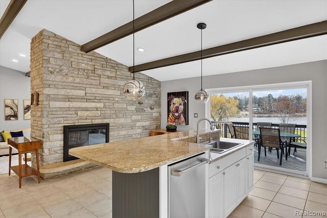 640 Sunset, White Lake, MI 48383