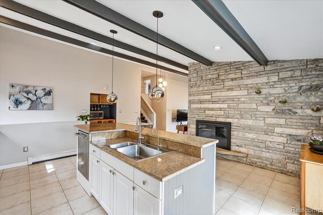640 Sunset, White Lake, MI 48383