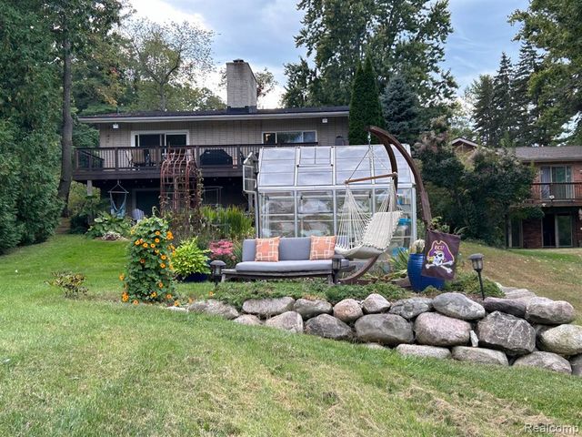 640 Sunset, White Lake, MI 48383