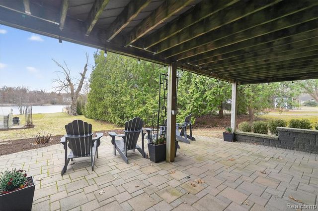 640 Sunset, White Lake, MI 48383