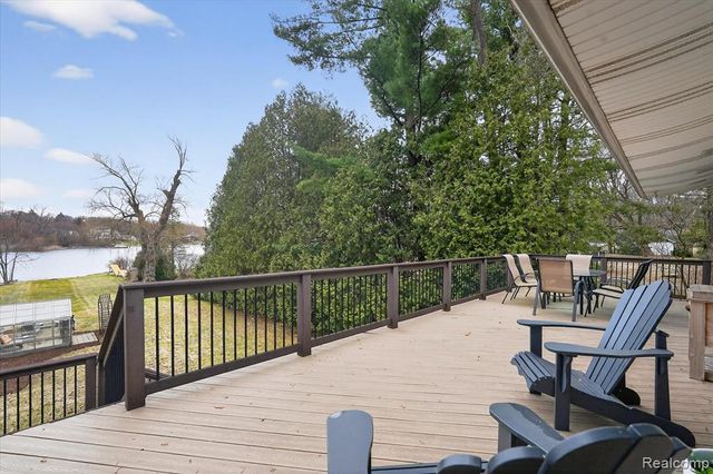 640 Sunset, White Lake, MI 48383