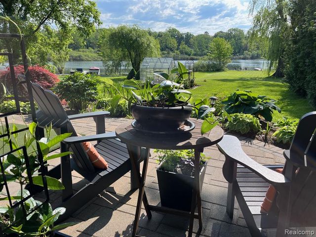 640 Sunset, White Lake, MI 48383