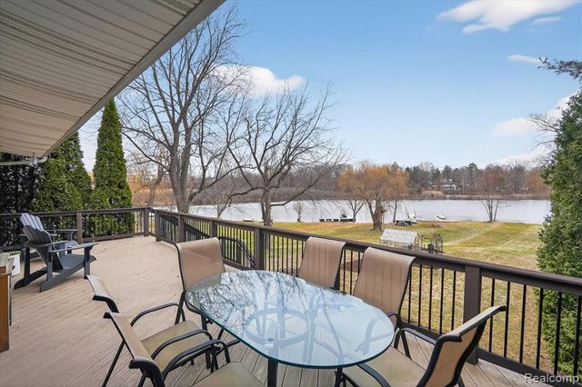 640 Sunset, White Lake, MI 48383