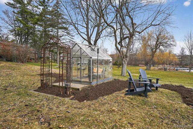 640 Sunset, White Lake, MI 48383