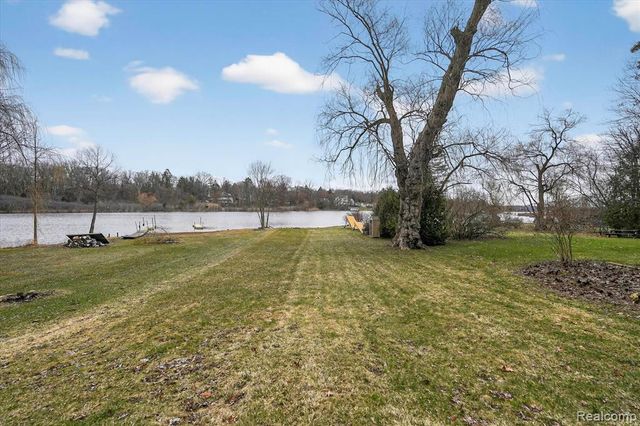 640 Sunset, White Lake, MI 48383