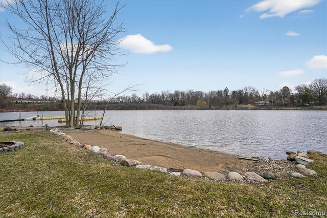 640 Sunset, White Lake, MI 48383