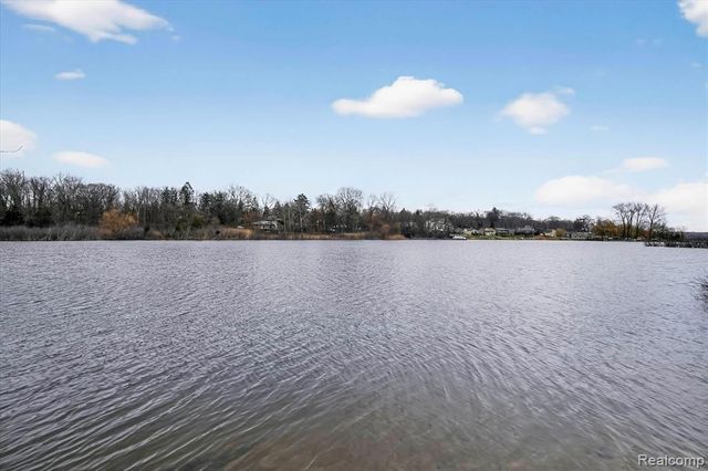 640 Sunset, White Lake, MI 48383