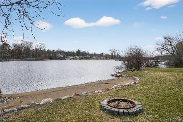 640 Sunset, White Lake, MI 48383