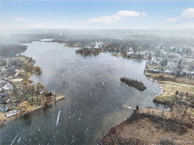 640 Sunset, White Lake, MI 48383