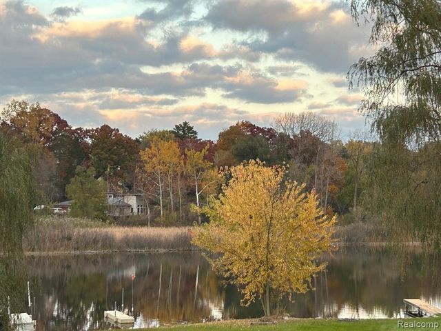 640 Sunset, White Lake, MI 48383