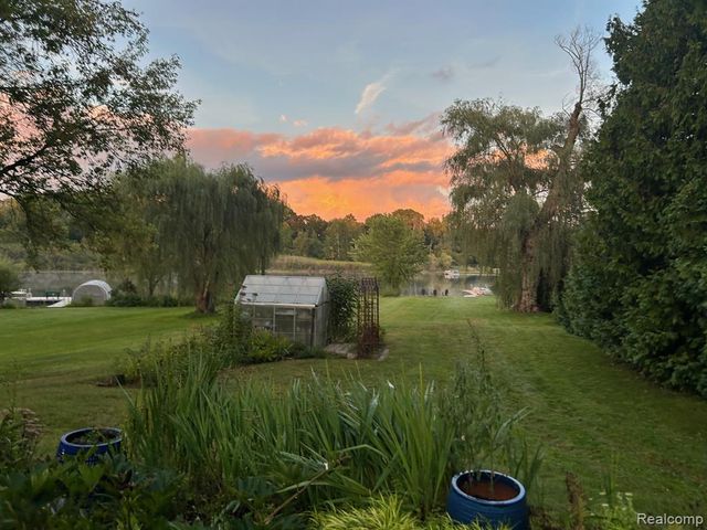 640 Sunset, White Lake, MI 48383
