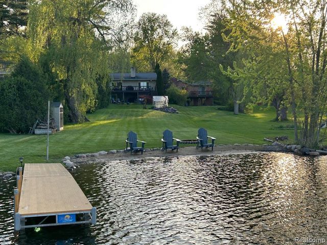640 Sunset, White Lake, MI 48383