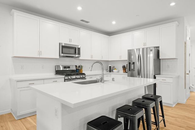 1128 Solace River Way, Roseville, CA 95747