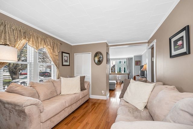 43 W 5th Ave, Lowell, MA 01854