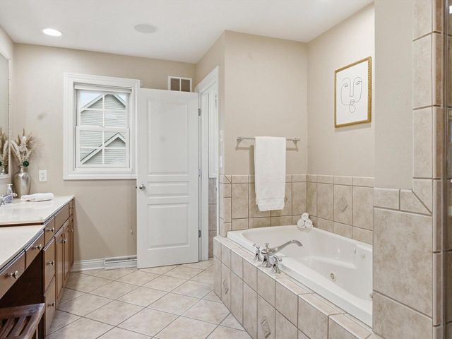615 Treehouse PARKWAY, Kohler, WI 53044