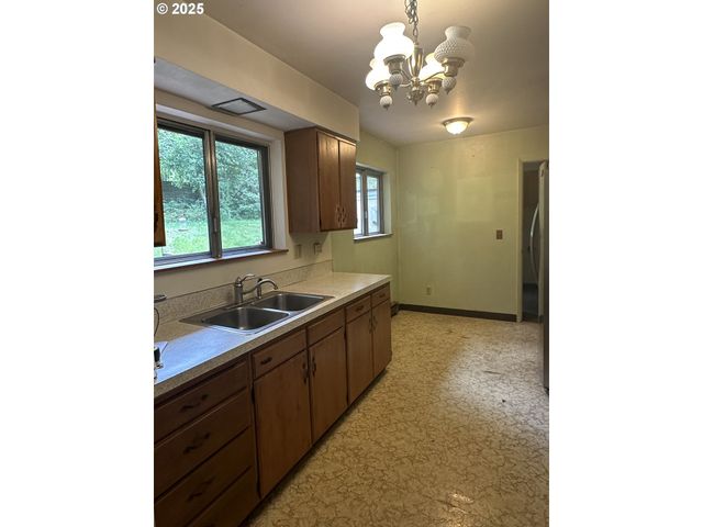 2475 WILLAMETTE FALLS Dr, West Linn, OR 97068