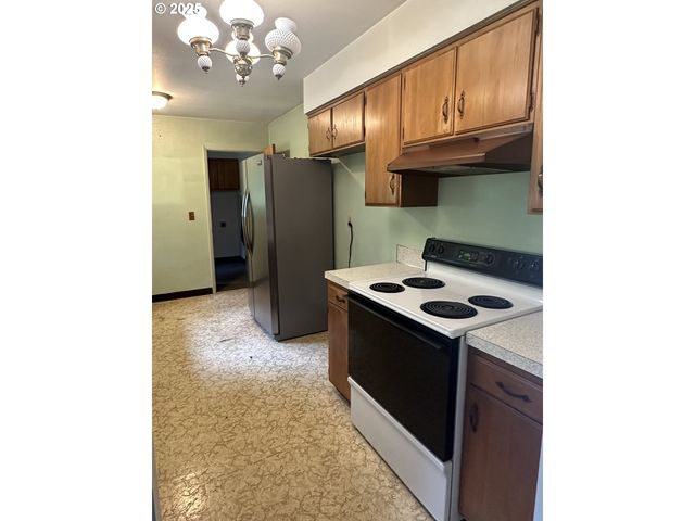 2475 WILLAMETTE FALLS Dr, West Linn, OR 97068