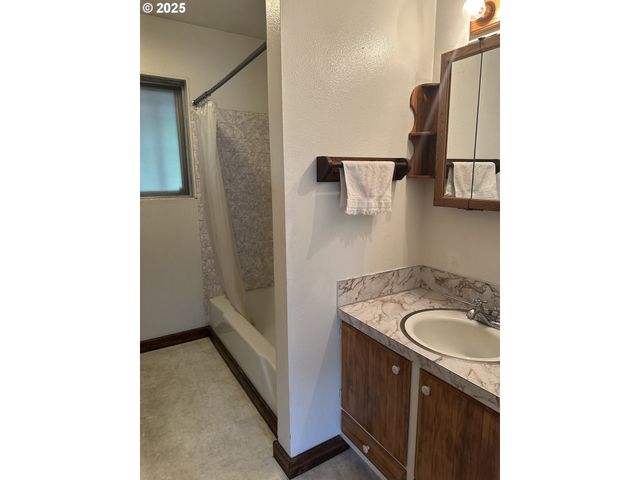 2475 WILLAMETTE FALLS Dr, West Linn, OR 97068