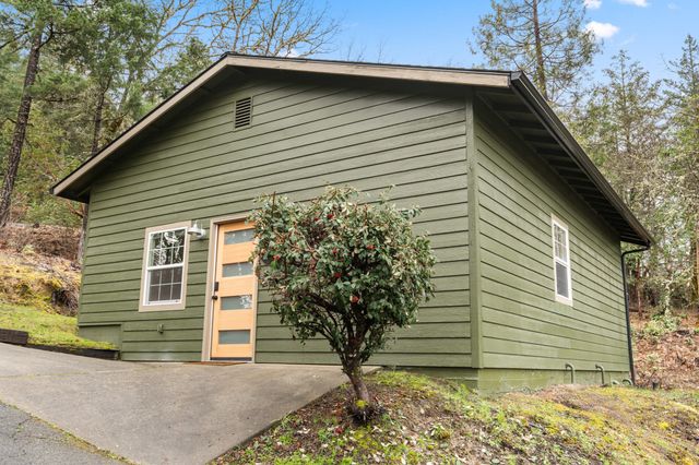 170 Pine Ridge Drive, Grants Pass, OR 97527