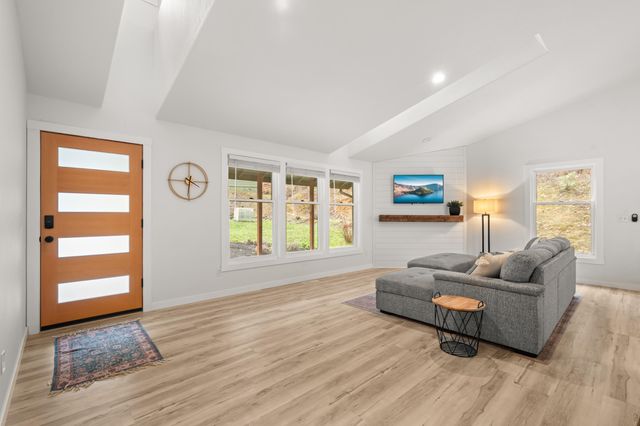 170 Pine Ridge Drive, Grants Pass, OR 97527