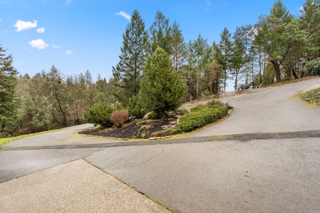 170 Pine Ridge Drive, Grants Pass, OR 97527