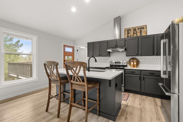 170 Pine Ridge Drive, Grants Pass, OR 97527