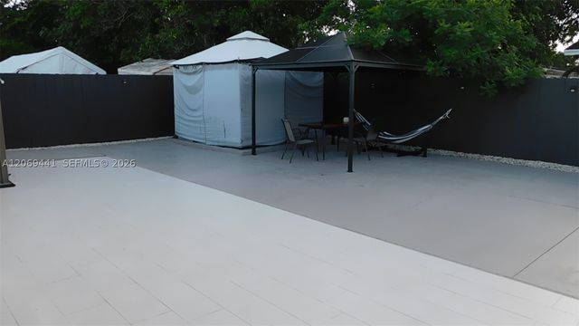 330 NW 43rd Pl 332, Miami, FL 33126