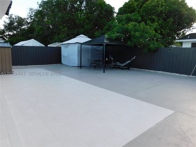 330 NW 43rd Pl 332, Miami, FL 33126