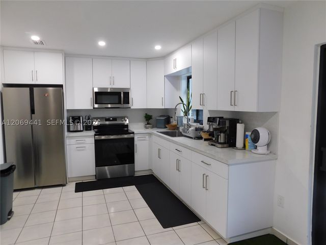 330 NW 43rd Pl 332, Miami, FL 33126