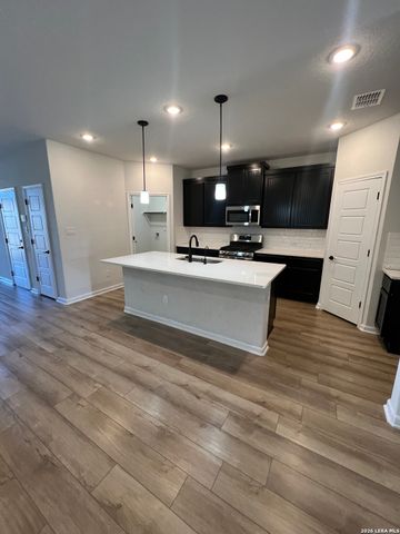 8332 Sunrise Glen, Selma, TX 78154