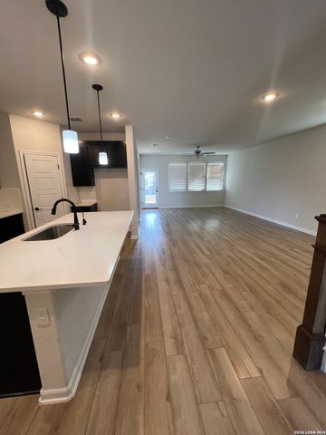 8332 Sunrise Glen, Selma, TX 78154