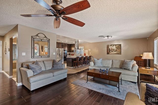 6001 Meadow Glen Way, Bakersfield, CA 93306