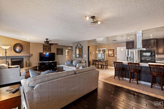 6001 Meadow Glen Way, Bakersfield, CA 93306