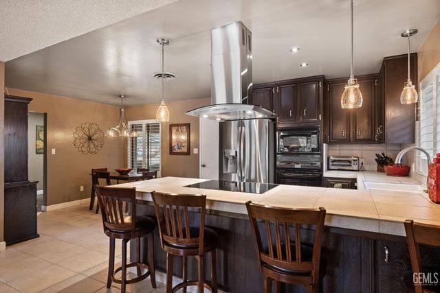 6001 Meadow Glen Way, Bakersfield, CA 93306