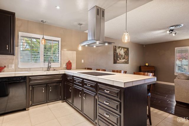 6001 Meadow Glen Way, Bakersfield, CA 93306