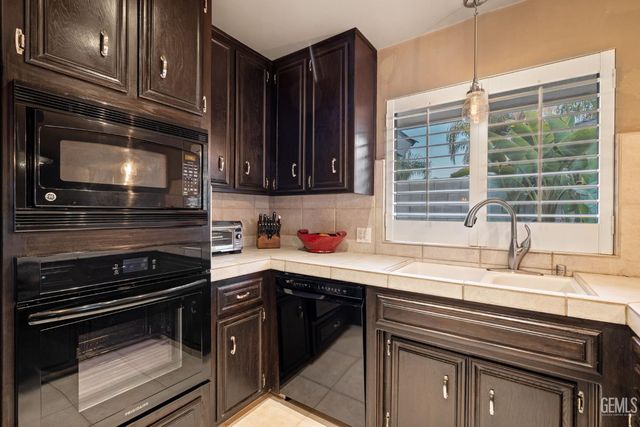 6001 Meadow Glen Way, Bakersfield, CA 93306