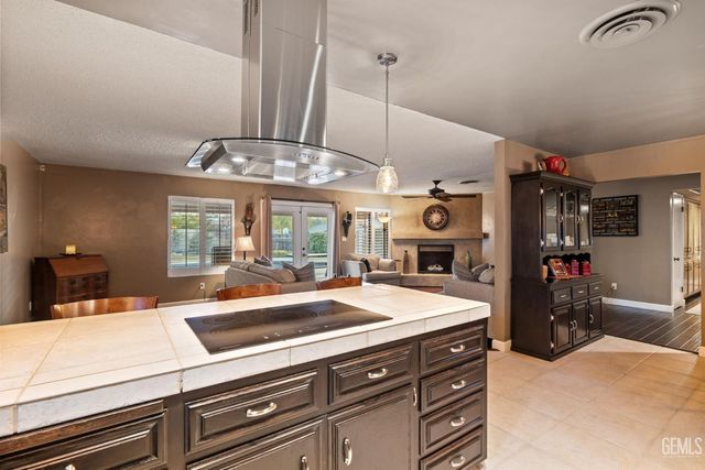 6001 Meadow Glen Way, Bakersfield, CA 93306