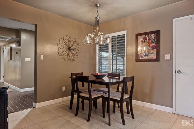 6001 Meadow Glen Way, Bakersfield, CA 93306