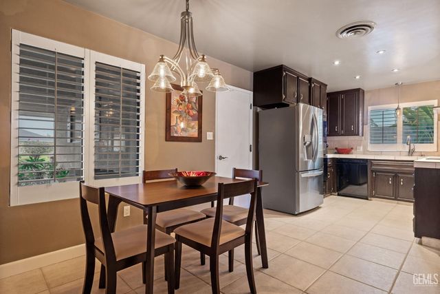 6001 Meadow Glen Way, Bakersfield, CA 93306