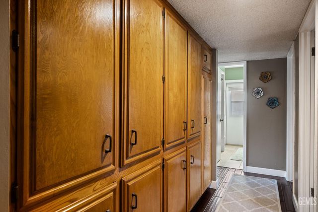 6001 Meadow Glen Way, Bakersfield, CA 93306