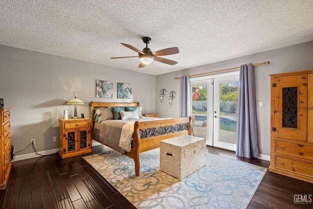 6001 Meadow Glen Way, Bakersfield, CA 93306