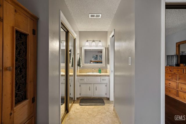 6001 Meadow Glen Way, Bakersfield, CA 93306