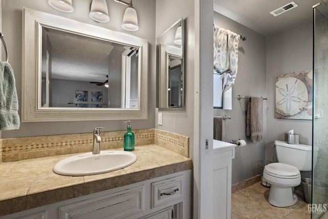 6001 Meadow Glen Way, Bakersfield, CA 93306