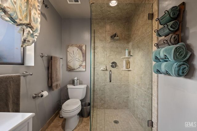 6001 Meadow Glen Way, Bakersfield, CA 93306