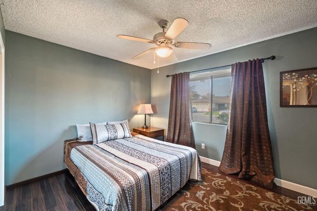 6001 Meadow Glen Way, Bakersfield, CA 93306