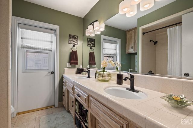 6001 Meadow Glen Way, Bakersfield, CA 93306