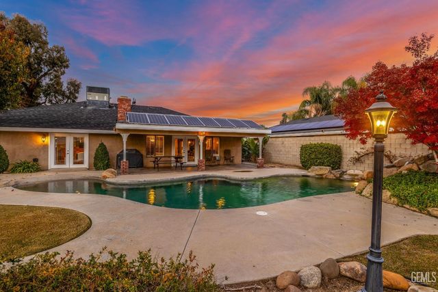 6001 Meadow Glen Way, Bakersfield, CA 93306