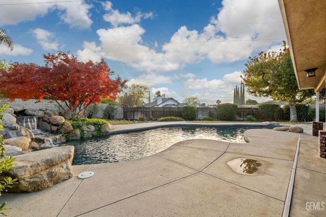 6001 Meadow Glen Way, Bakersfield, CA 93306