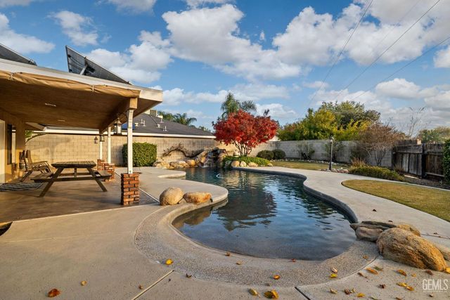 6001 Meadow Glen Way, Bakersfield, CA 93306