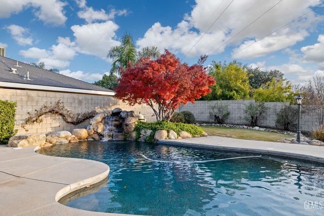 6001 Meadow Glen Way, Bakersfield, CA 93306